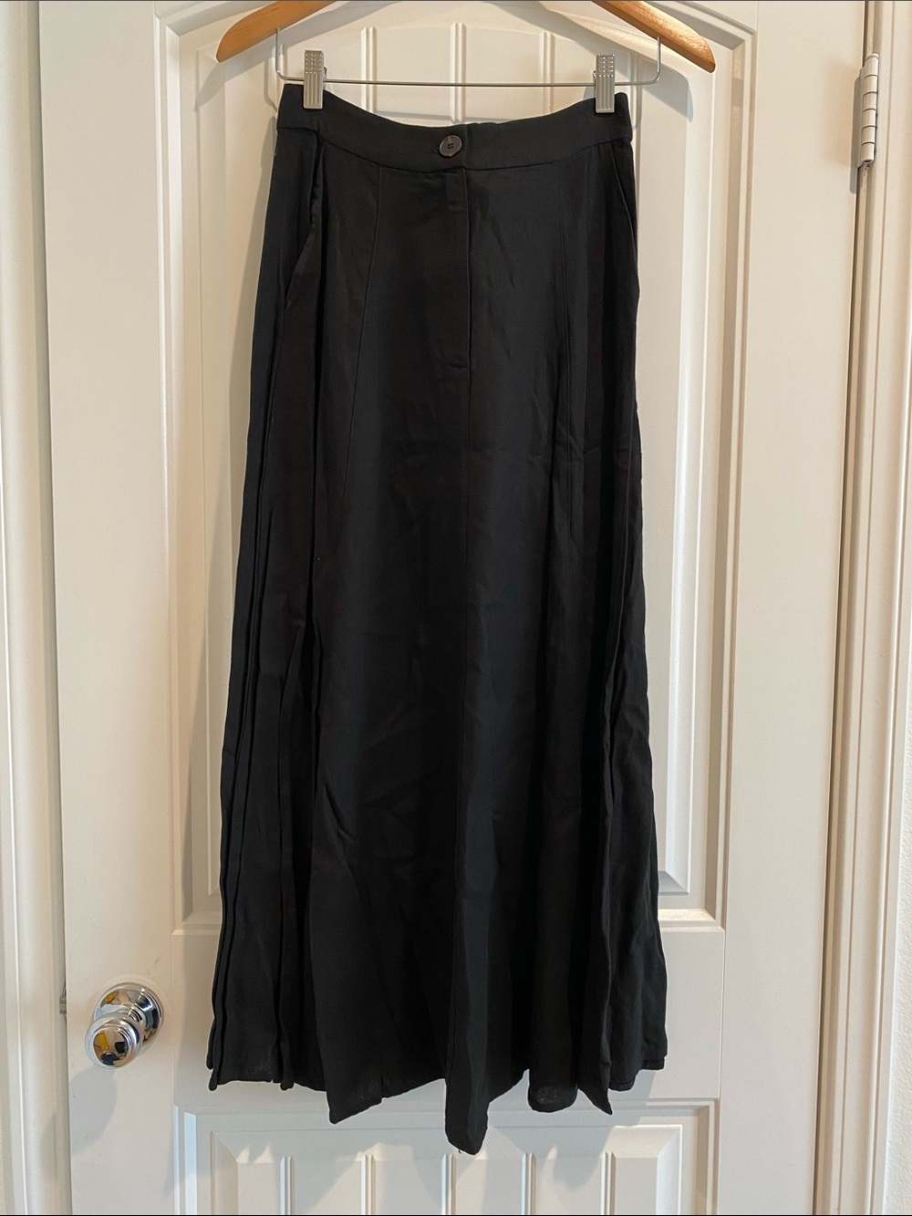 Dress Forum Women's Black Swing Skirt - Timeless Flowing Silhouette